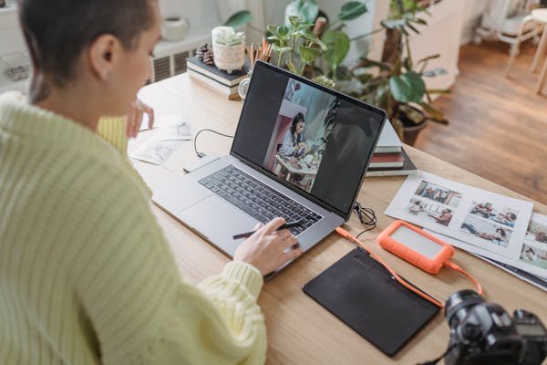 Design your unique intro videos with PlayPlay's easy maker